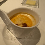 ジャンティーユ - ◉ スープ
      伊勢海老のクリームスープ
      　☘️風味豊かな海老スープと、バターを塗った
      　　パンを交互に食べるといい感じでした！
