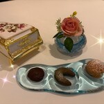 ジャンティーユ - ◉ プチフールとカフェ
      シュークリーム、抹茶のクッキー、焼きショコラ
      　☘️3種とも、それぞれ美味しい❤️
      　　お食事の〆も完璧な小菓子でした！