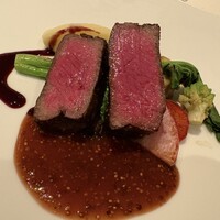 ジャンティーユ - ◉ お肉料理
                松阪牛のイチボ肉のロースト
                赤ワイン粒マスタードソースとポルト酒のソー
                ス