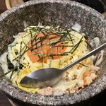 とがし肉家 - 『石焼き明太チーズビビンバ(ミニわかめスープ付き)』の石焼き明太チーズビビンバ