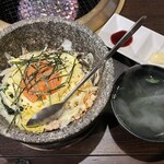 とがし肉家 - 『石焼き明太チーズビビンバ(ミニわかめスープ付き)』