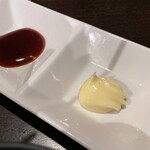 とがし肉家 - 『石焼き明太チーズビビンバ(ミニわかめスープ付き)』のタレ＆マヨネーズ