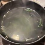 とがし肉家 - 『石焼き明太チーズビビンバ(ミニわかめスープ付き)』のミニわかめスープ