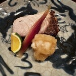 茜坂大沼 - ふっくらと炭焼きされた鰤。りんごと大根の染めおろしで。