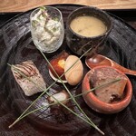 茜坂大沼 - 冬の八寸。山形の干し柿には海鼠腸クリーム入り。バターのように濃厚な。最中サンドと進化しました。カシューナッツの白和もシャインマスカットがぱちんと弾けます。あん肝の醤油煮、日本酒が合うでしょうね。