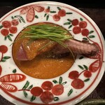 茜坂大沼 - 鰹に藁の薫香をかけて。薫香が深く香ります。濃厚な黄身醤油が合います。