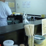 席はカウンターのみ。 