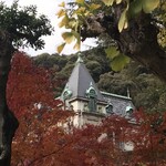 AOZORA - 静かに時を刻む萬翠荘は、松山藩最後の藩主の嗣子が作った、純フランス風別邸　
      近くには夏目漱石の下宿先になった建物があり、カフェ利用ができる
      「吾輩は猫である」を彷彿とさせる看板ネコちゃんと会えるかも？