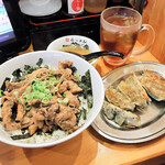 らーめん 一完歩 - かしわバター丼、鳥スープ、餃子