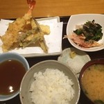天丼てんや 新宿センタービル店 - お金ないから、てんやの「天ぷら定食」680円。