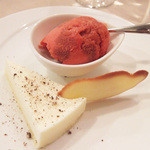 サンク・オ・ピエ - 4月5月のコース2014(5400円・外税)のクリームチーズのムース ゲランド産のフルール・ド・セルとポワブル・ロング風味、フランス産完熟イチゴのソルべ 熟成バルサミコ風味、シェフ風ラング・ド・シャ