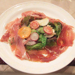 サンク・オ・ピエ - サンク・オ・ピエ4月5月のコース2014(5400円・外税)のパルマ産生ハム、ピオ・トジーニ社、サラダ添え