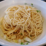 弘明寺丿貫 - 四川式カレーの和え玉の麵とその下の油ダレ