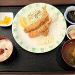 空港レストラン ぱいぱいのむら - お膳はなかなか豪華です。 エビフライの他に、島豆腐の冷奴にモズク酢です。