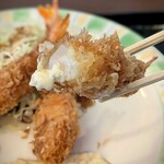 空港レストラン ぱいぱいのむら - エビフライは3本にタルタルソース。ウスターソースも追加に掛けて、レモンを絞っていただきます♪揚げたては何でも美味しい♡