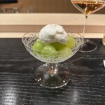 蒼菓 - ・フロマージュブランのムース
      ・シャインマスカット
      （皮付きはクリュ、皮剥いたものはソーテルヌでマリネ）
      
      ・シャインマスカットのソース
      （一房分を煮詰めて、煮切ったソーテルヌを入れて凝縮したもの）