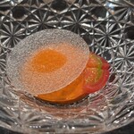 蒼菓 - ・オパリーヌ（＝極薄の飴細工）
      ・トマトのコンポート
      ・トマトのクリアシート
      ・パプリカのムース
      
      
      パプリカは低温で焦がさず2時間ローストしてピュレにした後、
      最低限の生クリームを加えてムースに。