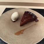 蒼菓 - ・完熟紅玉の焼きたてタルトタタン
      ・マダガスカル産バニラとジャージー牛乳「ジャージー牛のおすそわけ」のアイスクリーム
      
      ・皮や種を抽出したシロップ