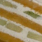 蒼菓 - ・天使音マスクメロンのショートケーキ
      
      お持ち帰りは難しいほどの水分量で。
      
      ジェノワーズ（スポンジ生地）には、種の周りの果肉からつくったアンビバージュをしっかりとアンビベして。