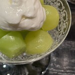 蒼菓 - ・フロマージュブランのムース
      ・シャインマスカット
      （皮付きはクリュ、皮剥いたものはソーテルヌでマリネ）
      
      ・シャインマスカットのソース
      （一房分を煮詰めて、煮切ったソーテルヌを入れて凝縮したもの）