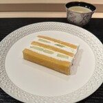 蒼菓 - ・天使音マスクメロンのショートケーキ
      
      お持ち帰りは難しいほどの水分量で。
      
      ジェノワーズ（スポンジ生地）には、種の周りの果肉からつくったアンビバージュをしっかりとアンビベして。