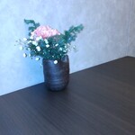 瀬戸内味覚処 芸州 本店 - テーブル横のお花