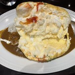 カレー カレーパン 天馬 - オムレツを割るとこんな感じ