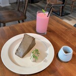 UNITY CAFE - 濃いほうじ茶のバスクチーズケーキ 900円、いちごのスムージー 800円（いずれも税込）