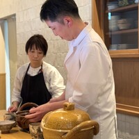 好日 - 真剣な眼差しの店主。