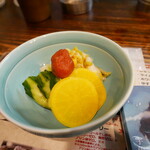 やきとり 華丸 - 漬物盛り合わせがあるのは嬉しい！白砂漬けは自家製です♪