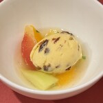 びいどろ - 最後のデザートまですごい。ラムレーズンのアイスとフルーツがシェリー酒で作ったシロップに入ってて、、