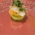 びいどろ - まるでクリスマスツリーを思わせる前菜。２種のキウイと上に乗ってるのは鯛？だったかな、、お刺身もコリコリだしちょろっと乗ったキャビアもいやらしくなく、言う事なし。