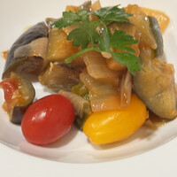 びいどろ 銀座店 - 鱈のフリットの上に野菜が美味しくて。ラタトゥユのスペイン版みたい。