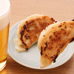 ニュー町中華酒場 本氣のビールと餃子ママ - 料理写真:餃子ママ名物！ジャンボ焼餃子