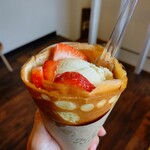 クレープ えんどう - シュガーバターにアイスといちごトッピングカスタム