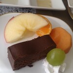 わがまんま鷹 - 娘が作った濃厚チョコレートケーキと果物