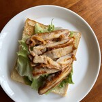 쓰리 피슈 커피 - 탄두리 치킨 샌드위치