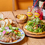 おやさいガーデンTIERRA - ローストポークプレート、焼き野菜ピザと背景ドリンク