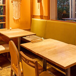 おやさいガーデンTIERRA - テラス席が見えるソファー席