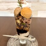 ファヴォリ - ティラミスパフェ後ろから