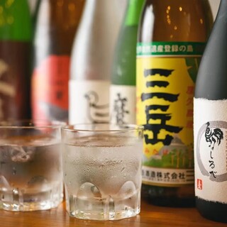 レギュラーと日替わりで楽しむ、焼き鳥に合う厳選日本酒をご用意