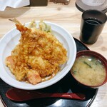 天丼 天たま家 - 日替り＋味噌汁。お冷はレモン水