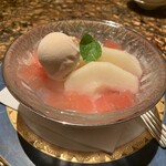 シルクロードガーデン - 今月の特製杏仁豆腐。昨年12月は苺。今年12月はりんごのようで、多少前後変更することもあるそうです。