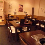 焼肉ＤＩＮＩＮＧ牛若 - 内観写真:暗めの照明がいい雰囲気のテーブル席♪