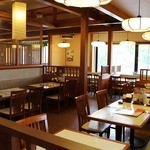 すぎのや本陣 -  ゆっくりお食事を楽しめるテーブル席。