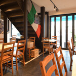 ピッツェリア クアラントゥーノ - テーブル席