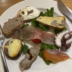 ビストロ36 - 下から時計反対周りに砂肝のコンフィ、サーモンのカルパッチョ、タコのジンジャーマリネ、いろいろお豆のフリッタータ、リコッタチーズとアンチョビ、レバーペースト、しいたけ、生ハムいちご