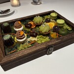 ル ジャルダン - 抹茶のカヌレ、モンブラン、柚子のチョコレート、マスカットのタルト、紫蘇のゼリー、ピスタチオのマカロン