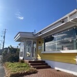 城門 - 正面入口。海の目の前なので強風対策で二重扉になっています。