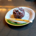 鍵善良房 四条本店 - 初霜。まわりは黒糖の味で中は粒あんです